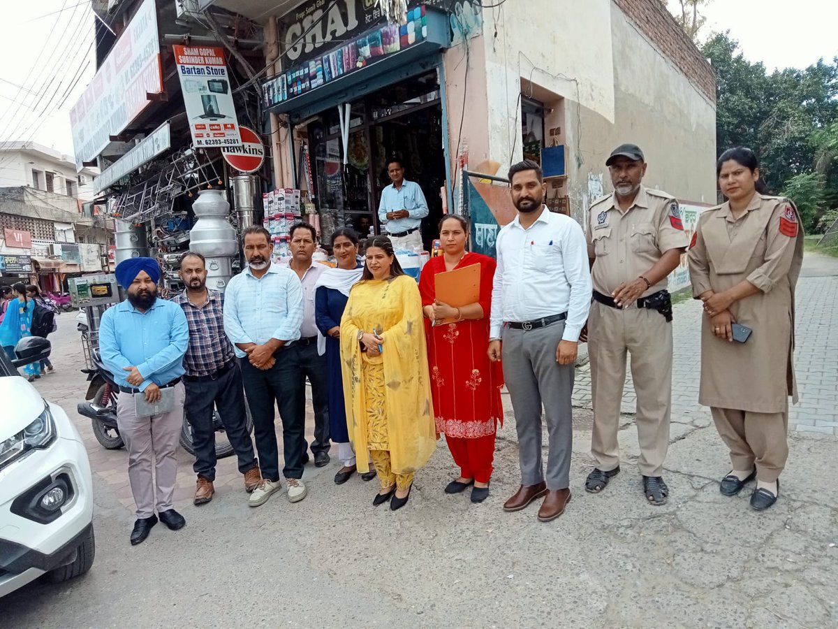 ਜ਼ਿਲ੍ਹਾ ਸ਼ਹੀਦ ਭਗਤ ਸਿੰਘ ਨਗਰ ਵਿਚ ਬਾਲ ਭਿੱਖਿਆ ਅਤੇ ਬਾਲ ਮਜ਼ਦੂਰੀ ਨੂੰ ਰੋਕਣ ਲਈ ਚਲਾਈ ਜਾ ਰਹੀ ਮੁਹਿੰਮ ਤਹਿਤ ਸਬ-ਡਵੀਜ਼ਨਲ ਪੱਧਰੀ ਕਮੇਟੀ ਵੱਲੋਂ  ਬਲਾਚੌਰ ਬਲਾਕ ਦੀਆਂ ਵੱਖ-ਵੱਖ ਥਾਵਾਂ 'ਤੇ ਬਾਲ ਭਿੱਖਿਆ ਅਤੇ ਬਾਲ ਮਜ਼ਦੂਰੀ ਨੂੰ ਰੋਕਣ ਲਈ ਜ਼ਿਲ੍ਹਾ ਬਾਲ ਸੁਰੱਖਿਆ ਅਫਸਰ ਕੰਚਨ ਅਰੋੜਾ ਦੀ ਅਗਵਾਈ ਹੇਠ ਚੈਕਿੰਗ ਕੀਤੀ ਗਈ।