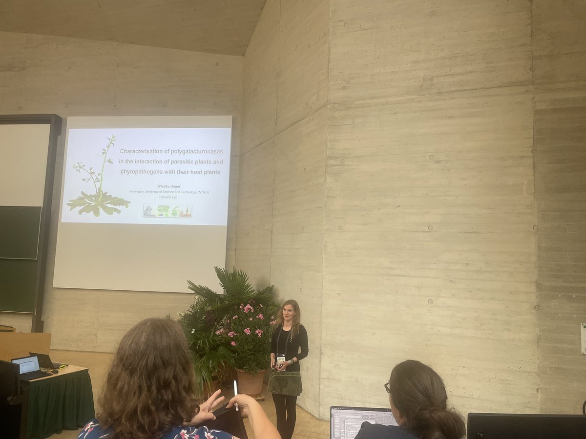LuisAlonsoBaez1's tweet photo. @WiebkeHaeger giving an inspiring talk on discovering specific functions of polygaracturonases originating from parasitic and host plants. 🌱 https://t.co/QeiOGu18or