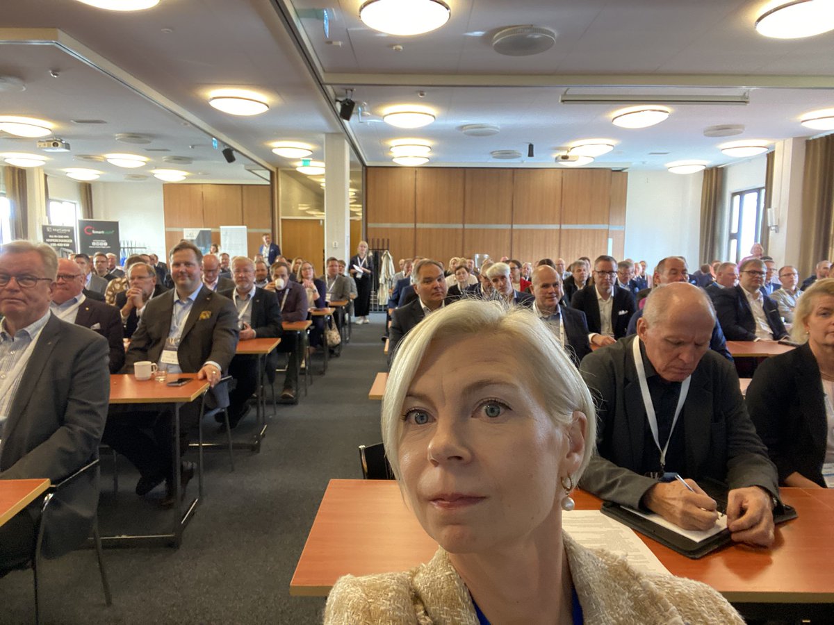 Suomen Satamat ry (@suomensatamat) on Twitter photo #Satamapaivat2024 käyntiin! Puheenjohtaja <a href="/VHaapasaari/">Ville Haapasaari</a> avaa tilaisuuden, Haikon kartanossa tupa täynnä! #Satamapaivat2024 käyntiin! Puheenjohtaja <a href="/VHaapasaari/">Ville Haapasaari</a> avaa tilaisuuden, Haikon kartanossa tupa täynnä!