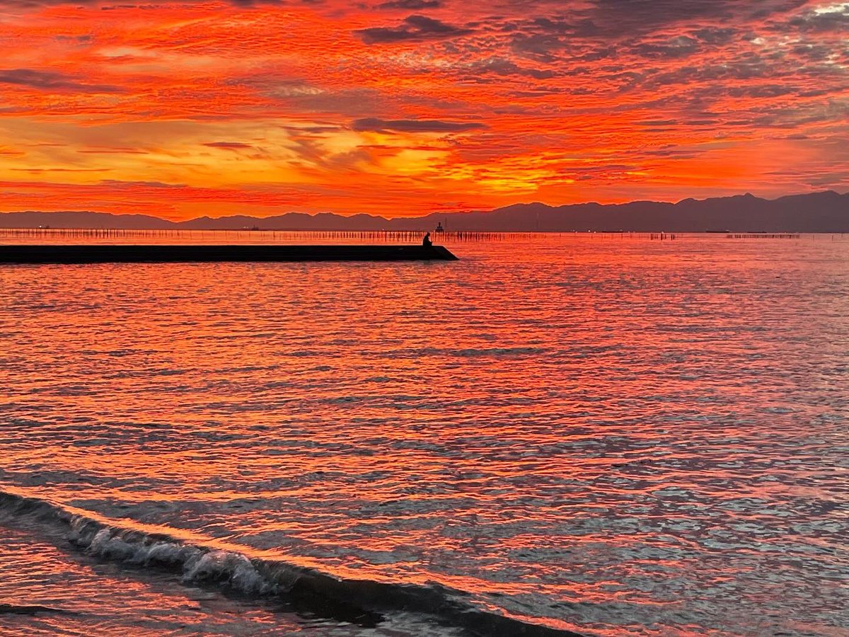 Sugiyama51's tweet photo. 本日の大野海岸も、綺麗な夕焼けでした✨自宅から西の空を見たらメチャ焼けていたので、スマホ片手にダッシュで海へ❗️なんとか間に合いました☺️
#大野海岸
#大野海水浴
#常滑市 #大野町
#ハッピーカモントコナメ
#tokoname #onobeach
#sunset #sunsetbeach https://t.co/ptpttLB61e