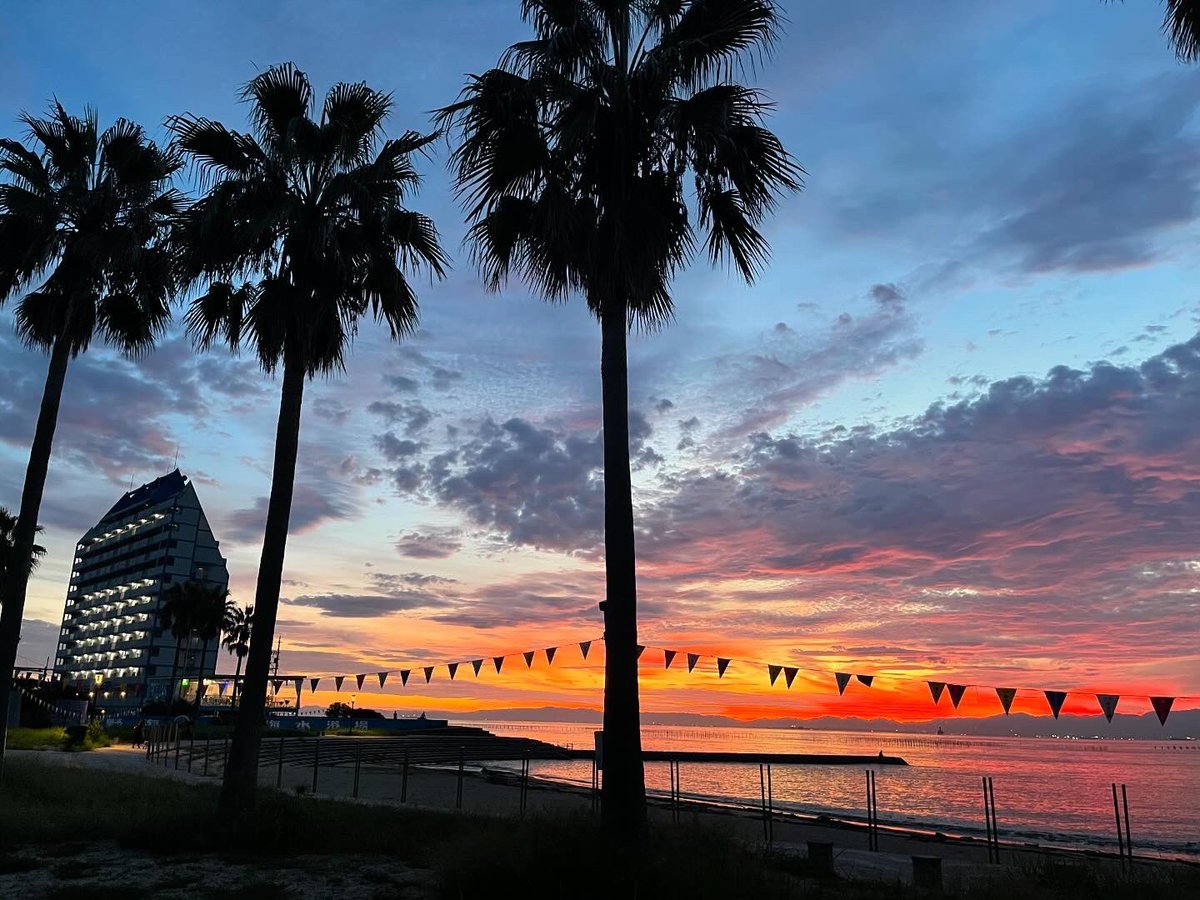 Sugiyama51's tweet photo. 本日の大野海岸も、綺麗な夕焼けでした✨自宅から西の空を見たらメチャ焼けていたので、スマホ片手にダッシュで海へ❗️なんとか間に合いました☺️
#大野海岸
#大野海水浴
#常滑市 #大野町
#ハッピーカモントコナメ
#tokoname #onobeach
#sunset #sunsetbeach https://t.co/ptpttLB61e