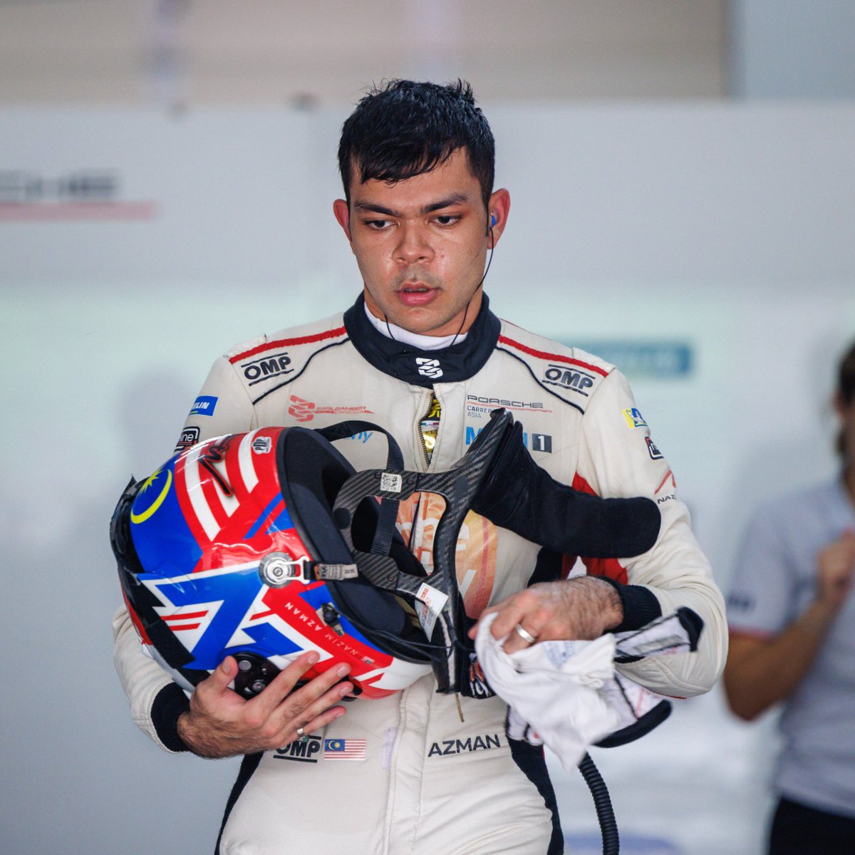 Singapore we’re here! We’ve got practice coming up tomorrow for the Porsche Carrera Cup Asia crew 👊🏻 

#EarlBamberMotorsport #SingaporeGP