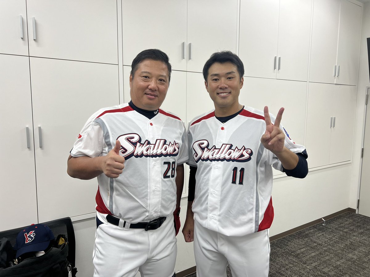 koara28ys's tweet photo. ヤクルト球団設立55周年企画のレジェンドOBによるファーストピッチに由くんと一緒に出させていただきました！この機会を与えてくれた球団に感謝です！
12年ぶりのバッテリーでしたが楽しめました@(・●・)@

＃12年ぶりのバッテリー
＃由くん控室から緊張してた
＃ファンの皆さんの声援最高 https://t.co/faref6VRud
