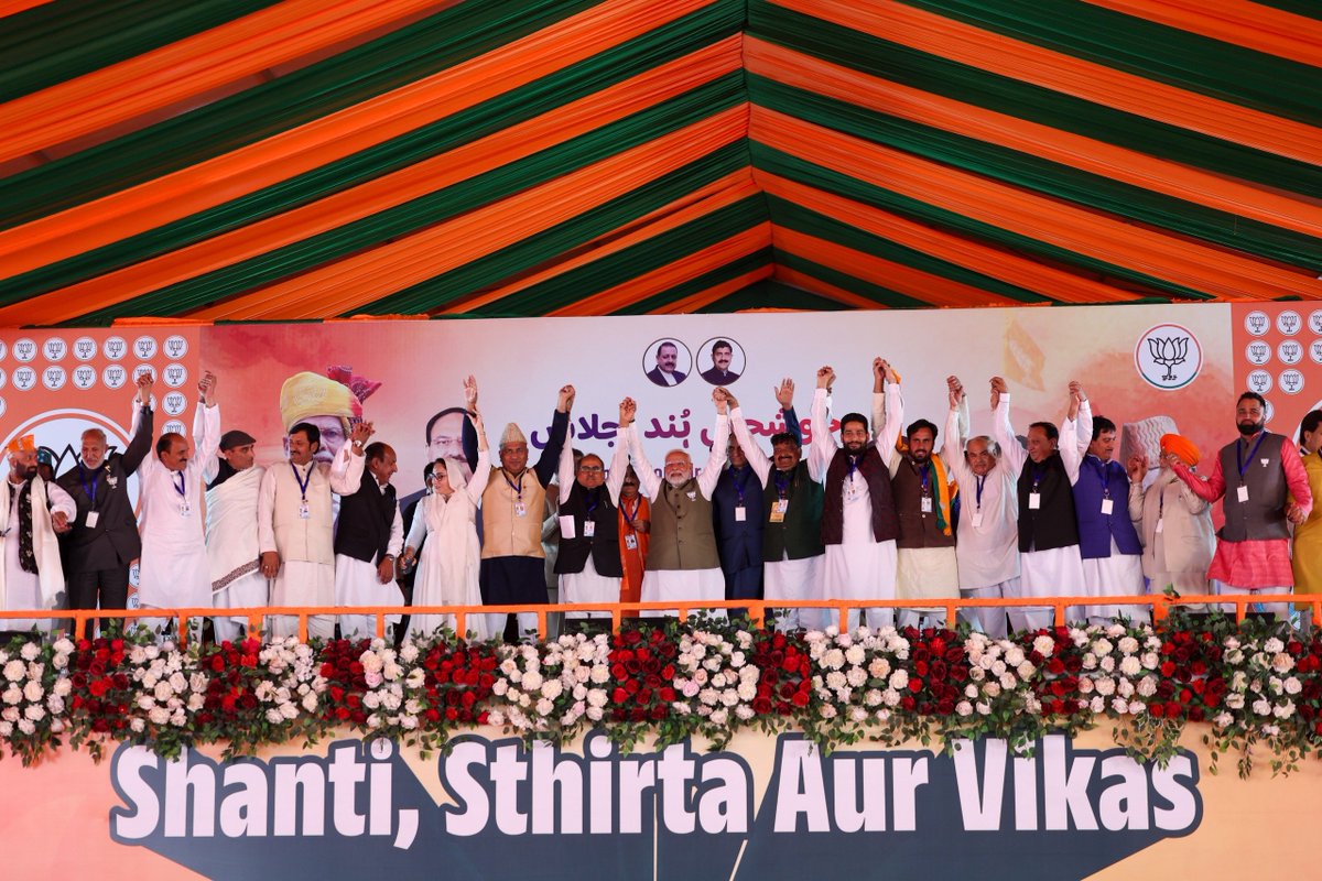 narendramodi's tweet photo. श्रीनगर की रैली में मेरे भाई-बहनों का जज्बा जम्हूरियत के जश्न में नया जोश भरने वाला है। https://t.co/nJlLx0YNfC