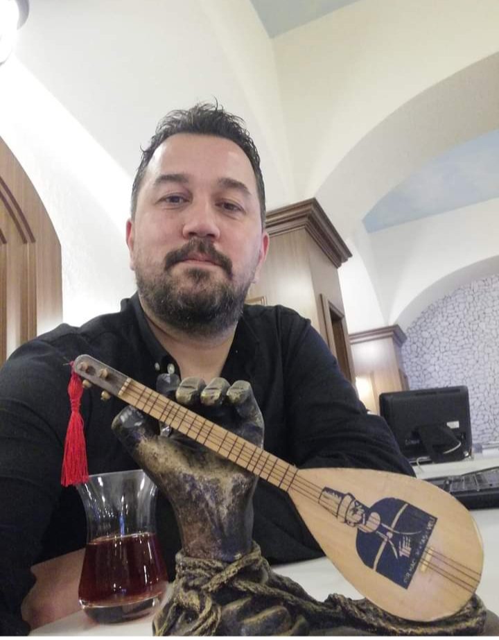 Girebilsen bu sinemde neler var
Gülüp oynadığım ele garşıdır...

İyi ki türkülerimiz var... 13 te <a href="/avrasyaturk/">Radyo Avrasya Türk</a> te birlikteyiz....