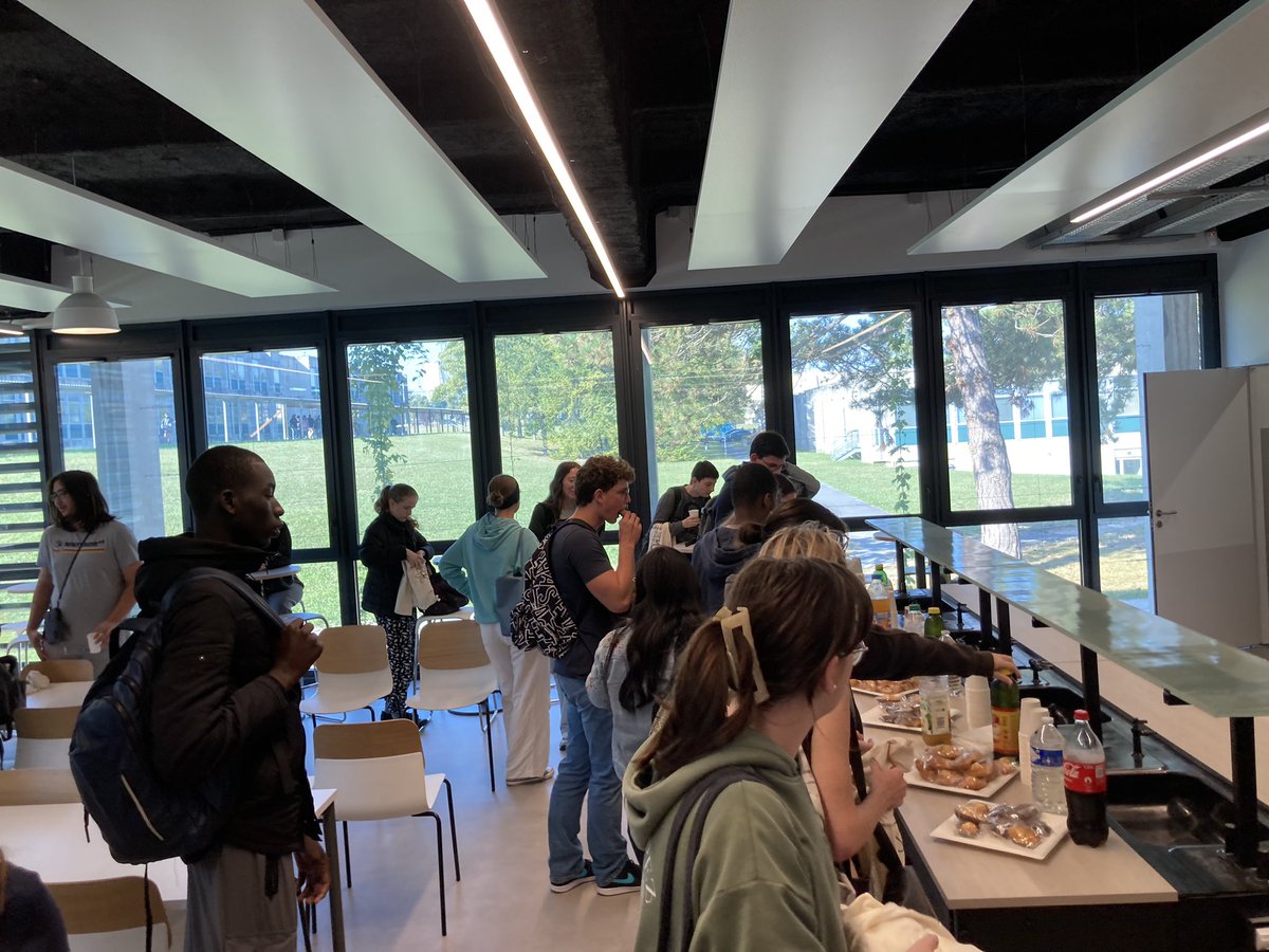 Poursuite de la rentrée avec le forum à la découverte des services merci à eux 
<a href="/sae_URCA/">Service d'Accompagnement des Étudiants - URCA</a> 
@SEIPMissionIP 
<a href="/bureims/">Bibliothèque universitaire de l'URCA</a> 
<a href="/ProjetAILES/">Projet AILES</a> 
<a href="/universitereims/">Université de Reims Champagne-Ardenne</a> 
Service Santé Étudiant