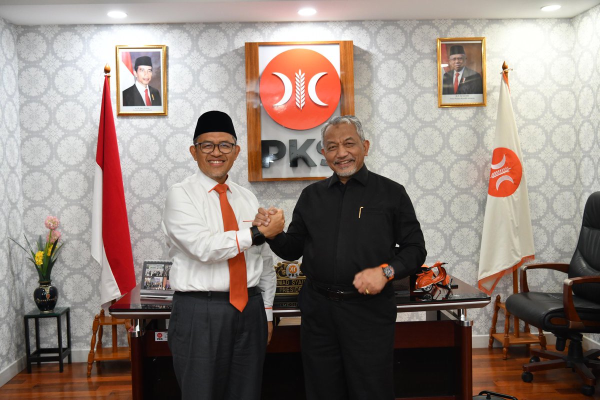 Kang <a href="/aheryawan/">Ahmad Heryawan</a>, Gub Jabar 2008-2018 mulai hari ini menjadi Plh Presiden PKS.
Kang <a href="/syaikhu_ahmad/">Ahmad Syaikhu</a>, Presiden PKS lebih fokus menunaikan amanah sebagai Calon Gubernur Jabar 2025-2030. 
Kita doakan beliau berdua agar senantiasa mendapat rahmah, berkah &amp; mahabbah Allah SWT 🤲