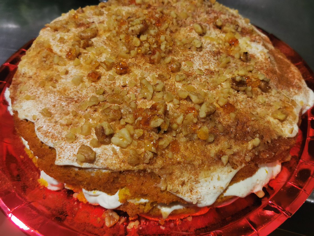 Tarta de zanahoria hecha por nuestra cocinera para <a href="/SamuelRegueira/">Samuel Regueira</a> el domingo!! Espero que la hayas disfrutado!!😊