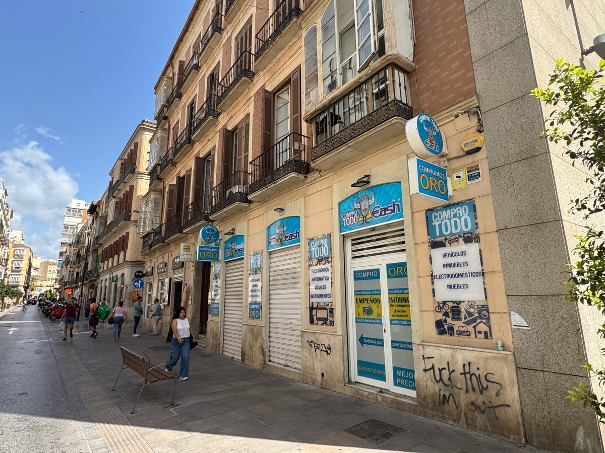 malaga_premium's tweet photo. Calle Carretería. Recién renovada.  Puro horror. 

Imagine si les obligaran a quitar toda la cartelería invasiva... no comments on la limpieza.

@pacodelatorrep @malaga @DiarioSUR @malagahoy_es @capitan_ahab @Historia_Malaga @BarriosMalaga https://t.co/5QggQHSlv2