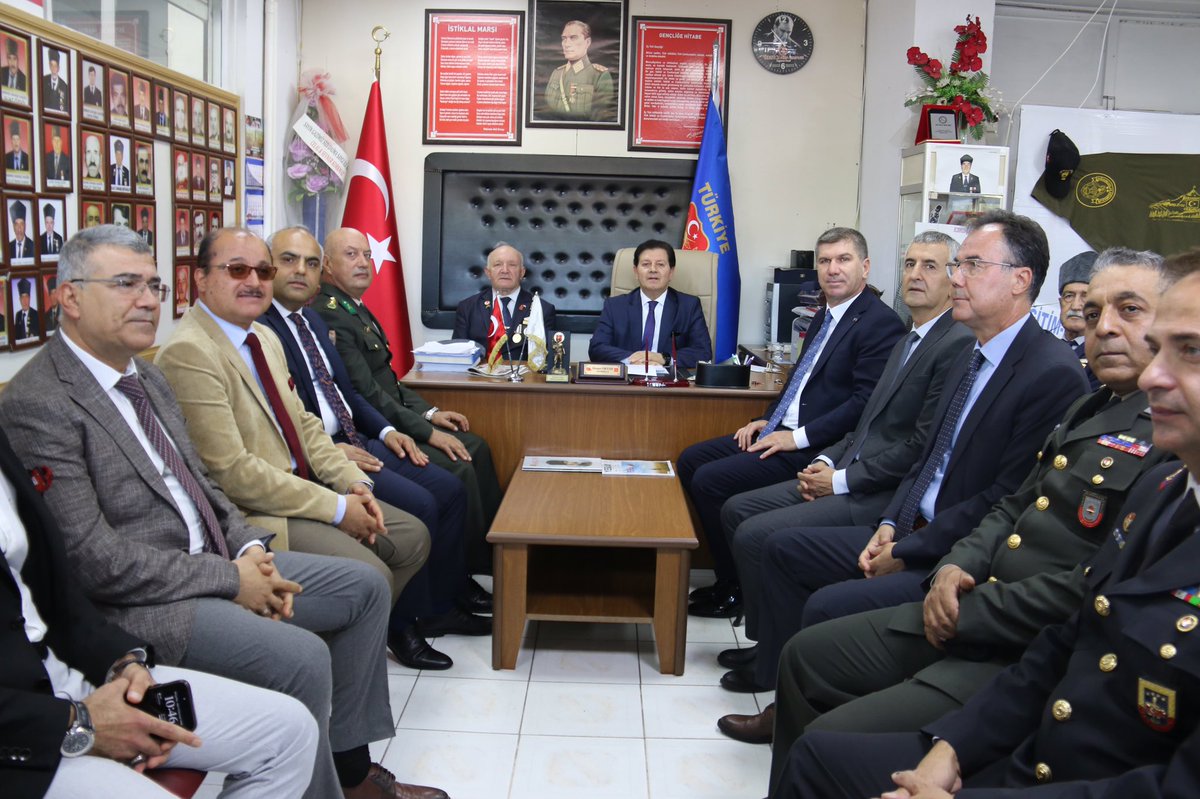 “Kahramanlarla Yürüyoruz“ temalı kortej yürüşü ile başlayan 19 Eylül Gaziler Günü anma programı Cumhuriyet Meydanında düzenlenen çelenk sunma töreni ile devam etti. 

Törenin devamında Türkiye Muharip Gaziler Derneği ziyaret edilerek kahraman gazilerimize şükran ve minnet