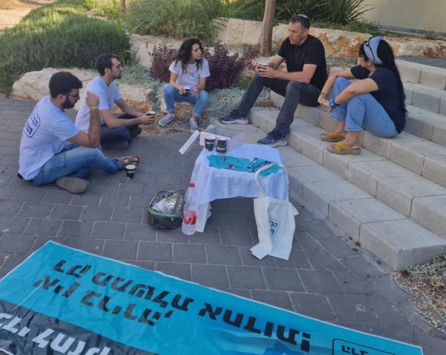 MatanKahana's tweet photo. החבר'ה של הרבעון הרביעי באו לדבר איתי על הצורך בממשלת אחדות.
מה שנקרא..., באו לשכנע את המשוכנעים... https://t.co/TBDA12uCLa