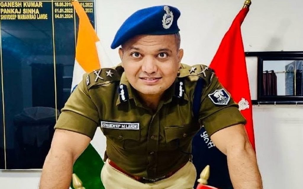 Ashwini80494110's tweet photo. Breaking news🔥🔥🔥🔥
सुपरकॉप शिवदीप लांडे ने दिया इस्तीफा,
2006 बैच के भारतीय पुलिस सेवा के अधिकारी शिवदीप लांडे ने कहा है कि वो बिहार में ही रहेंगे और यहां के लोगों की सेवा करते रहेंगे.पुलिस महकमे में भी मचा हड़कंप🔥🔥🔥🔥
#ipsshivdeeplande #ipsbihargovt https://t.co/TKTBUXYTBl