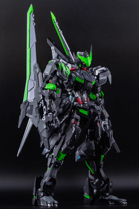 #色変えロマン基本モノクロに差し色ドン!って感じのカラーリングでやってます。ドリンクのパッケージや車、ゲームのキャラとかのカラーを機体に落とし込むイメージで配色してます 