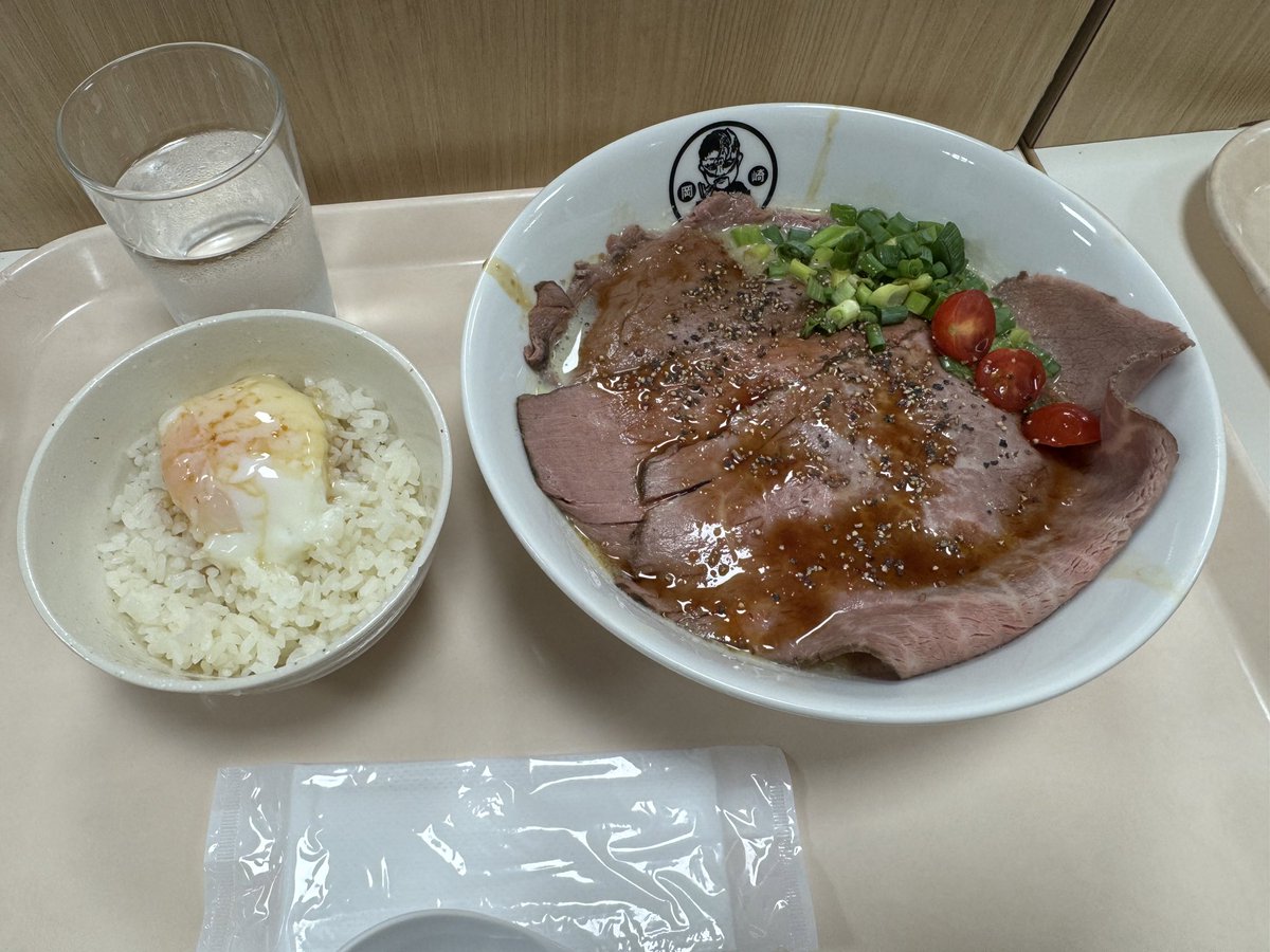 on_fu28's tweet photo. サチオさん、忙しいのに快く写真撮ってくれた😭！！前回岡崎行った時はチキって声掛けられなかったから感激😭！！！✨️
アバチキはテイクアウトでステッカーGET🍖
オムライスは食べられなかったからまた岡崎に行った時に食べたい、、、😖！
#新宿高島屋 #美味コレクション https://t.co/cuxd4xF89k