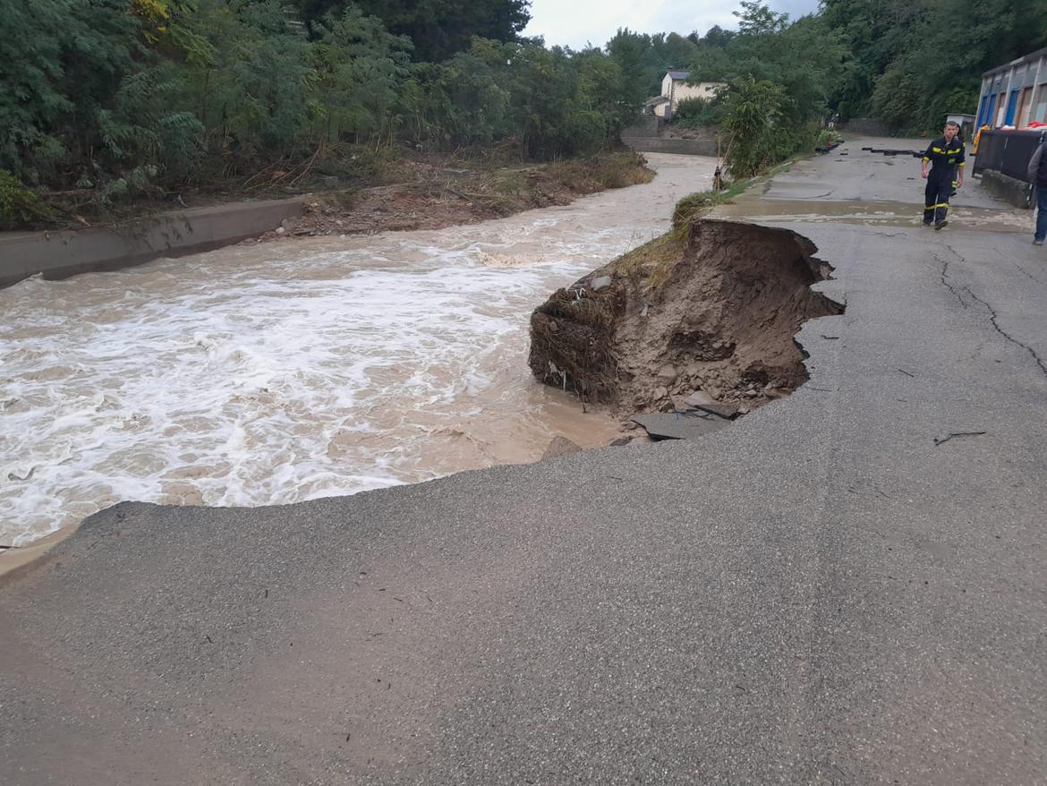 ProvinciaTrento's tweet photo. #Alluvione #Modigliana, @dpcpat1  in azione con idrovore e ruspe.
24 operatori trentini impegnati in interventi nelle abitazioni e operazioni di pulizia sulla viabilità
https://t.co/AnyahiAAOP
@DPCgov #protezionecivile @RegioneER #emiliaromagna https://t.co/vs8VRAjxpw