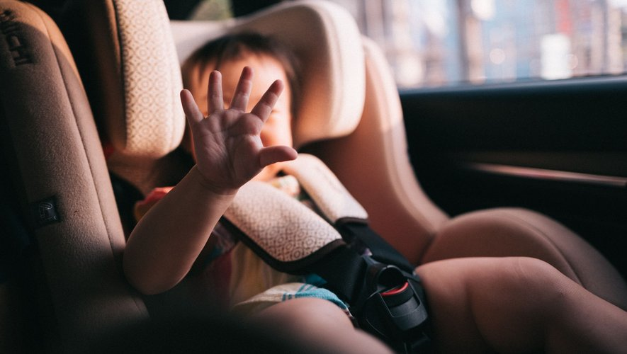 F_Desouche's tweet photo. Rennes (35) : sans permis, il refuse d’obtempérer à un contrôle de police, percute la moto du fonctionnaire puis s’enfuit à pied, abandonnant ses deux enfants de 1 et 3 ans dans le véhicule
 https://t.co/nn3nle40LY https://t.co/xbTH5QlEs5