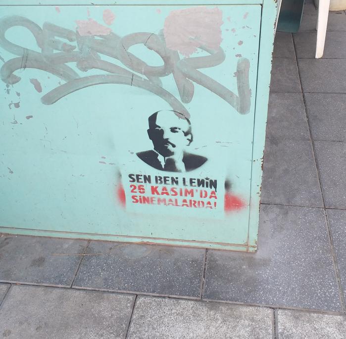 Bir hayalet dolaşıyor demiştik...