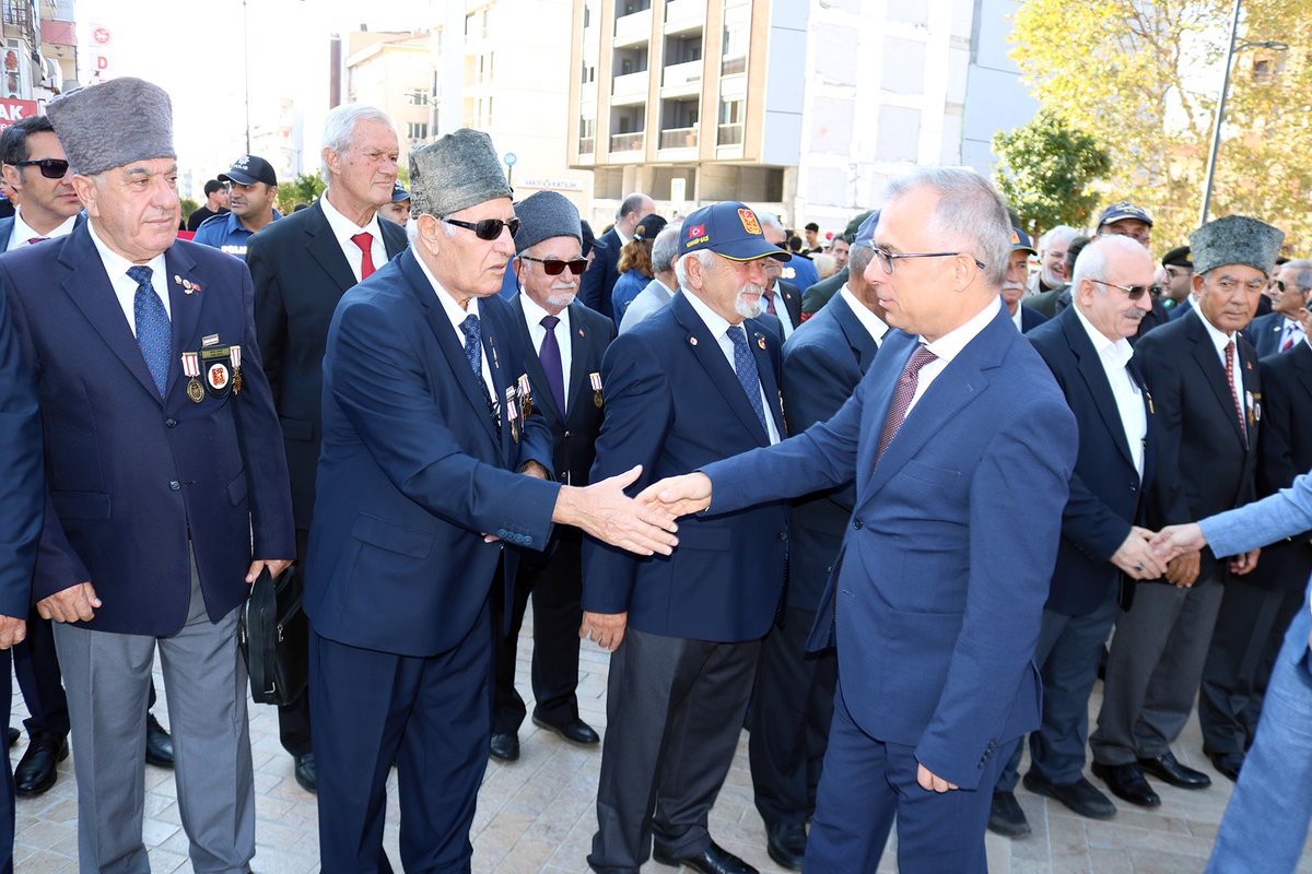 TC_Maltepe's tweet photo. Kaymakamımız Bahri Tiryaki ve İlçe Protokolü, #19EylülGazilerGünü Etkinlikleri kapsamında; gazilerimizle birlikte #KahramanlarlaYürüyoruz yürüyüşüne ardından düzenlenen törene katıldı.

Vatanımızı ve bayrağımızı canları pahasına koruyan gazilerimizi minnetle anıyoruz. https://t.co/MbkymUR6Va