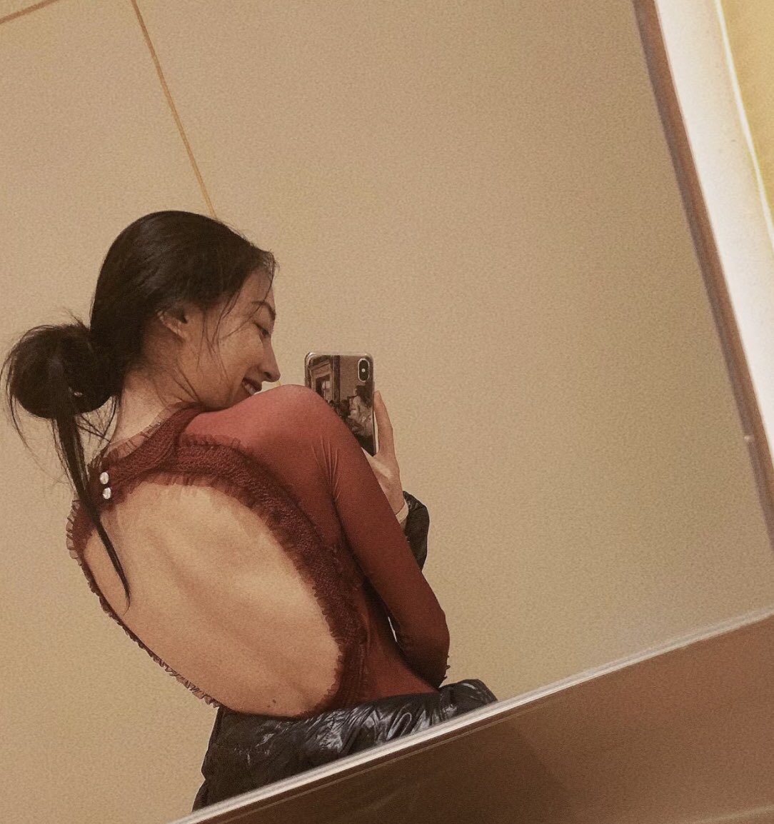 DanielleBo9606's tweet photo. 当不知道外面有这么多人围观时，真是大型社死现场，还一边做一边接着电话！冲到前面打飞机的那个过分了
感兴趣的主页有电报 https://t.co/Zs8jEoQnT4