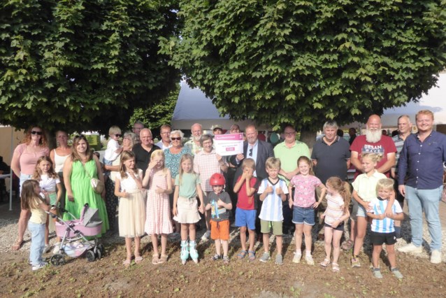 Watertorenvrienden krijgen feestcheque van 200 euro dlvr.it/TDQccs