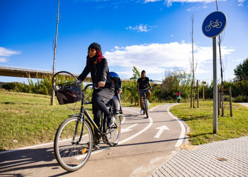 InstMetropoli's tweet photo. Coincidint amb la #EuropeanMobilityWeek, hem llançat aq fil per posar en valor el potencial del canvi modal. A partir de l'#EMEF, hem estimat q un 40,5% dels desplaçaments en vehicle privat podrien realitzar-se en bici, transport públic o caminant. 

🔗https://t.co/SrCTUI1FoU https://t.co/f1jV6Xd8r2