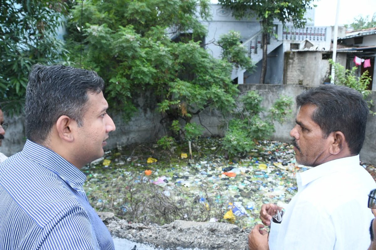 Collector_ADB's tweet photo. నేరడిగొండ వడూర్ రోడ్ పక్కన గల ఓపెన్ వెల్ ను జిల్లా పాలనాధికారి రాజర్షి షా పరిశీలించి AD మైనింగ్ రవీందర్ ప్రత్యేక అధికారి ని ఒపెన్ వెల్ మాయించాలని ఆదేశించారు.
@TelanganaCMO 
@TelanganaCS 
@seethakkaMLA 
@MinesBuro_India 
@IASassociation 
@MinesMinIndia 
@IPRTelangana
@IasTelangana https://t.co/VM0egAZWV9