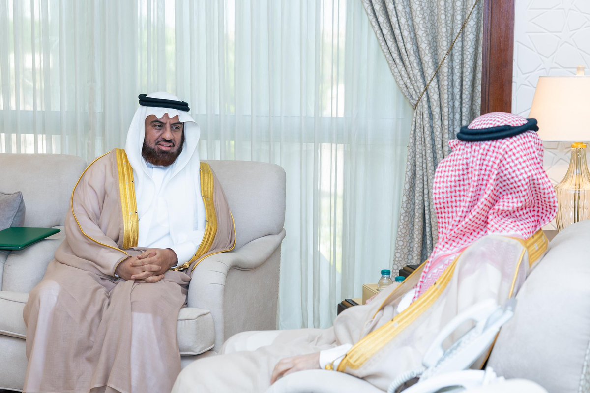 emara_sharqia's tweet photo. استقبل صاحب السمو الملكي الأمير سعود بن بندر بن عبدالعزيز
#نائب_أمير_الشرقية
في مكتب سموه بديوان الإمارة اليوم الخميس، مدير عام فرع وزارة الشؤون الإسلامية والدعوة والإرشاد بالمنطقة الشرقية الشيخ عمر بن فيصل الدويش.

وثمن سمو نائب أمير المنطقة الشرقية دعم القيادة الرشيدة – أيدها الله –في نشر القيم الإسلامية والاعتدال، مثمناً سموه جهود الفرع في العناية المساجد .

ورفع الشيخ الدويش الشكر لسمو نائب أمير المنطقة الشرقية على اهتمامه ودعمه لبرامج الفرع.