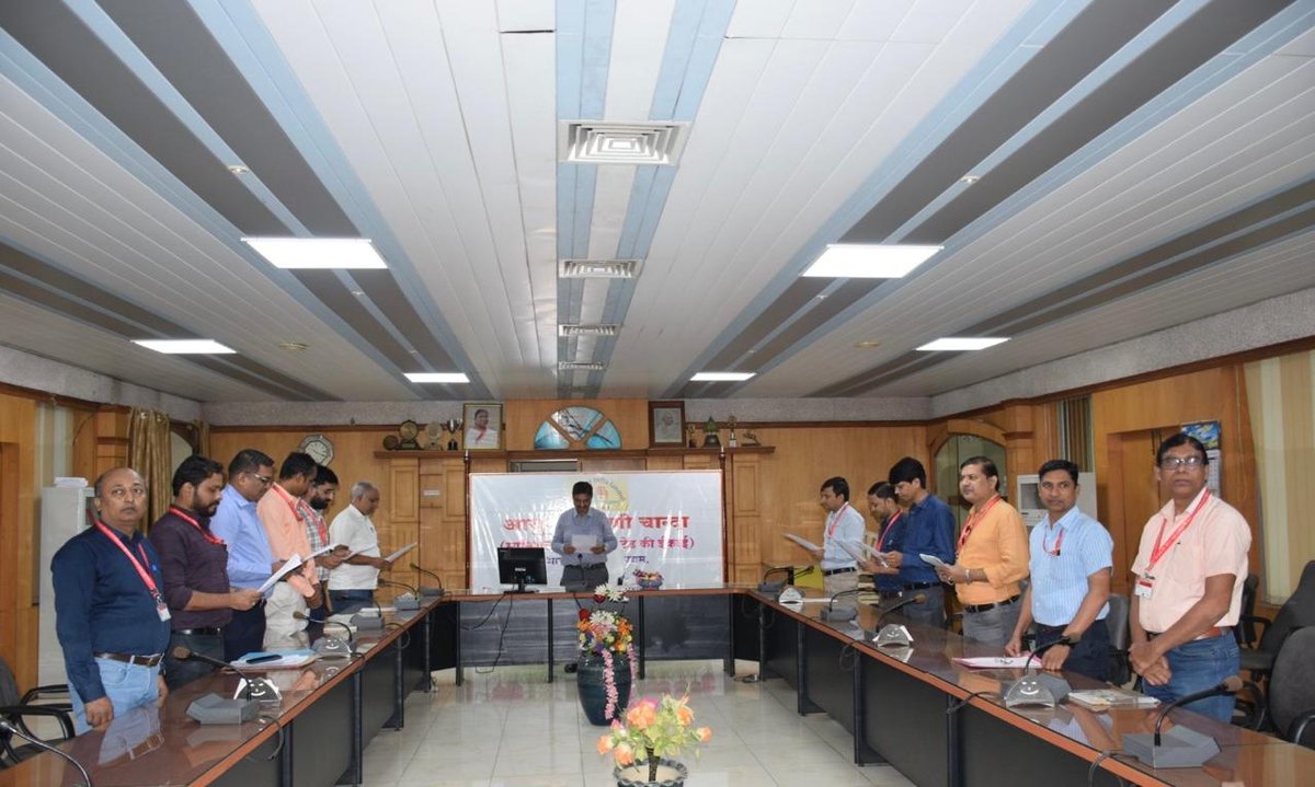 Sh Bijoy Kumar, Chief General Manager, OFCH  administered the Swachhata Pledge to  Officials on the occasion of SwachhataHiSeva 2024 Roll out at OFCH. 

#SHS2024 #SwabhavSwachhata #SanskaarSwachhata #SwachhataHiSeva2024
<a href="/SwachhBharatGov/">Swachh Bharat Urban</a>

<a href="/swachhbharat/">Swachh Bharat Mission - Grameen</a>

<a href="/MoHUA_India/">Ministry of Housing and Urban Affairs</a>

<a href="/MoJSDDWS/">Department of Drinking Water & Sanitation (#DDWS)</a>