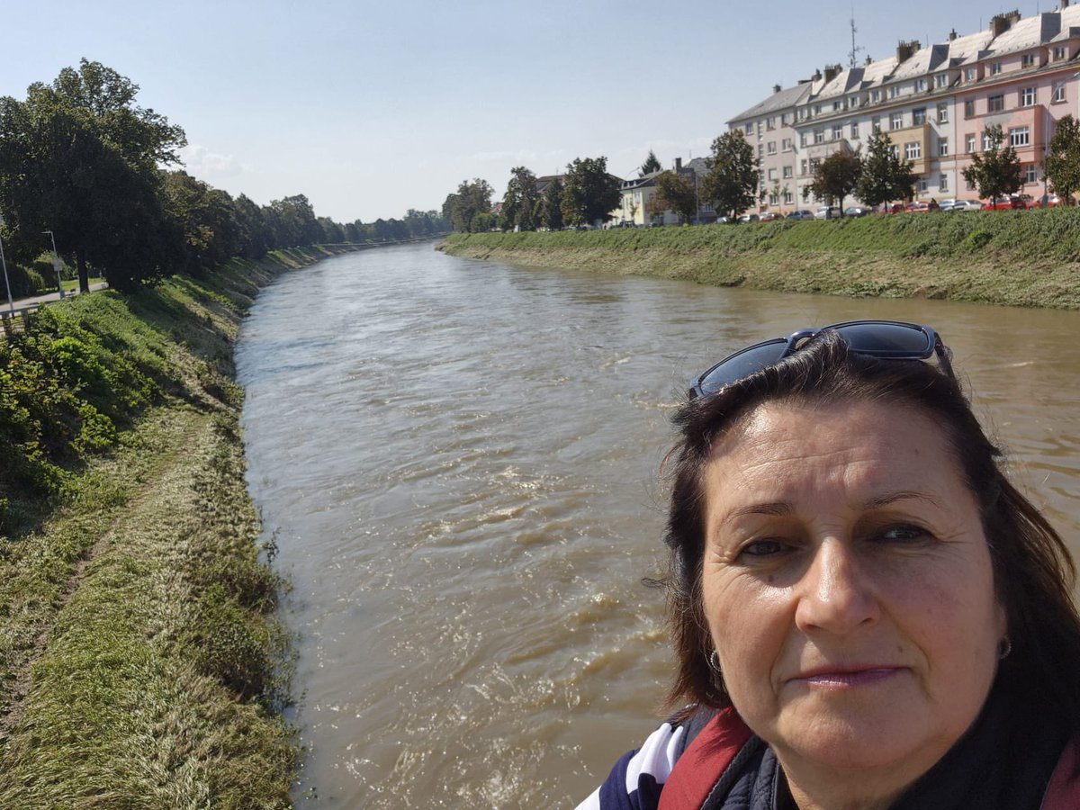 Naše země zažila těžký týden. 
Naštěstí nebezpečí už opadává, řeky klesají, stejně jako i Morava u nás v Kroměříži. Dnes už to není divoký živel, ale konečně začíná zase vypadat tak, jak ji máme rádi. 🙏

Chtěla bych moc poděkovat hasičům, záchranářům a všem záchranným složkám za