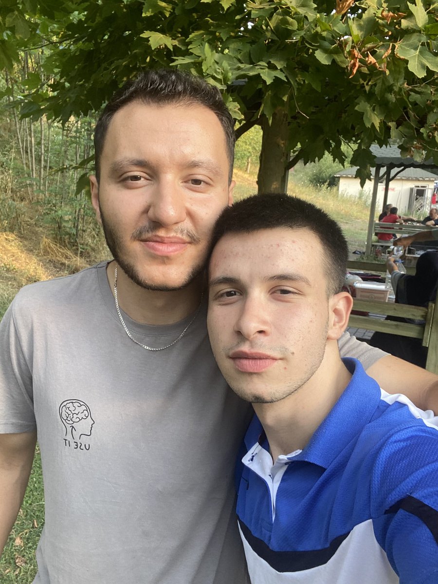 Akıp gider yıllar, bir bakarsın geriye
Kimler iz bırakmış, kimler gözden düşmüş diye
Yüzünde tebessüm, içinde bir sızı kalır