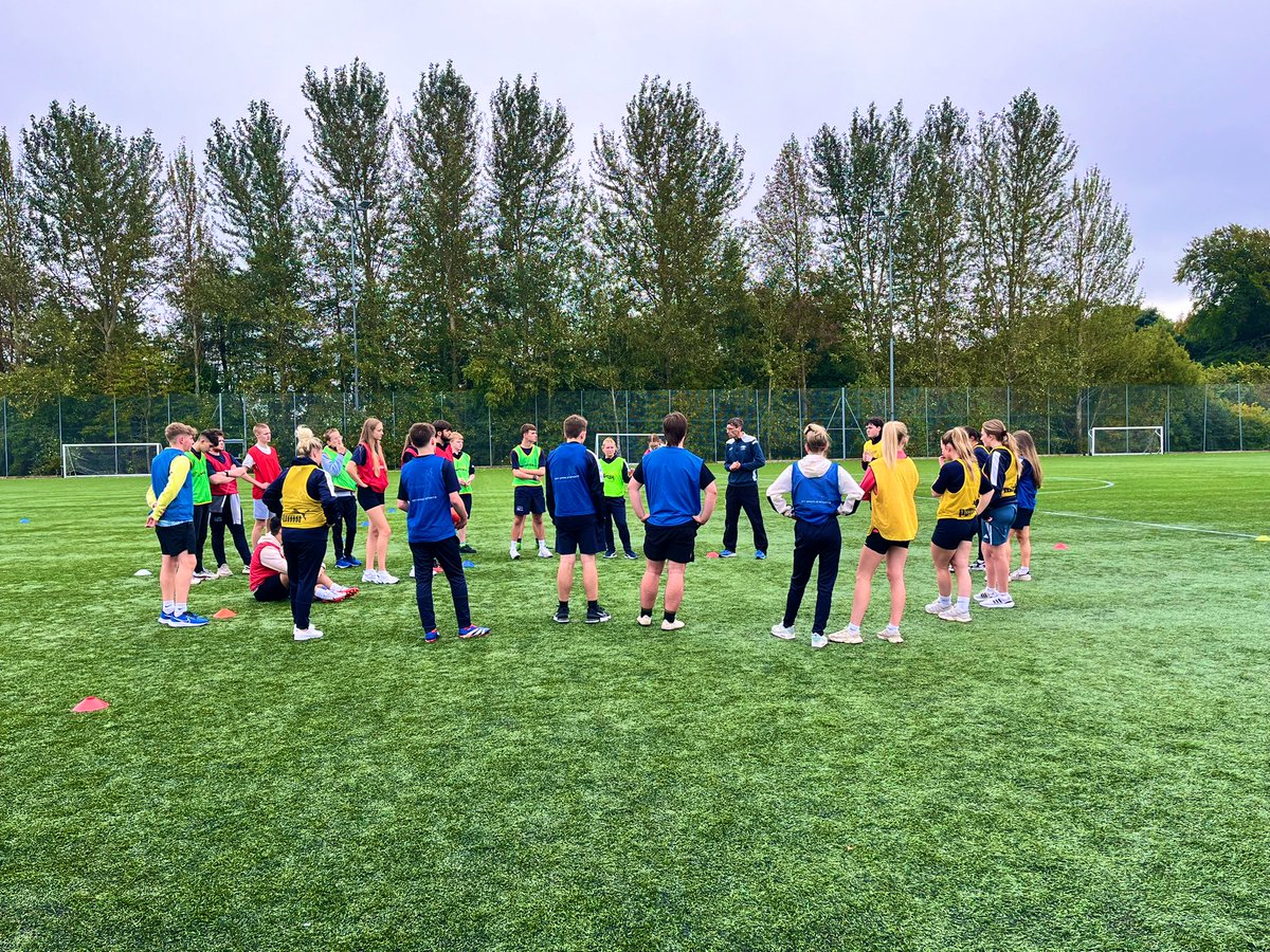 Laura Burns tweet media