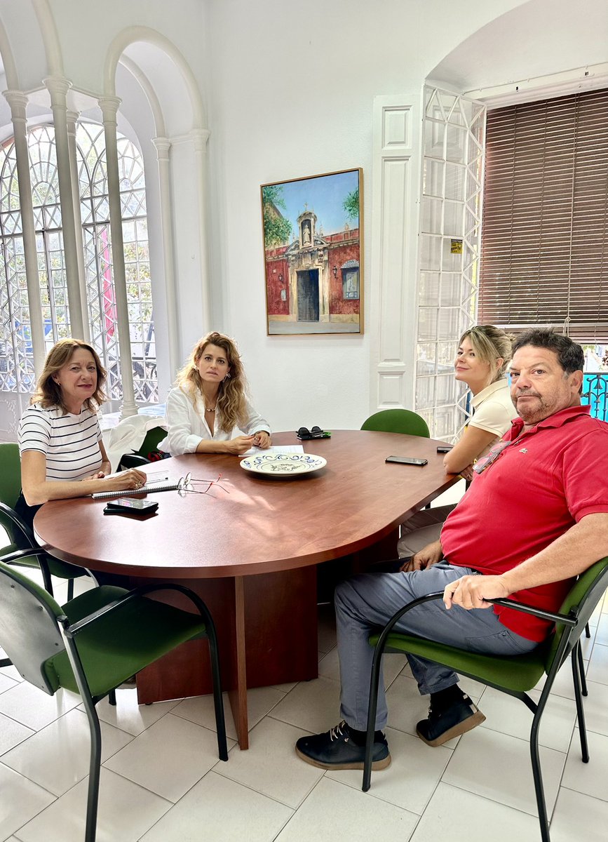 Nuestra Directora <a href="/CCruzadoCandau/">Carmen Cruzado Candau</a> junto con <a href="/LipasamSevilla/">Lipasam</a>, se ha reunido esta mañana con la Federación de Comercio y Servicios del Centro de Sevilla (<a href="/alcentrosevilla/">alcentrosevilla</a>) para conocer de primera mano sus propuestas e inquietudes en temas de limpieza.   

#DistritoCascoAntiguo