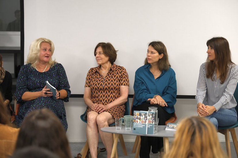 Rus_Lib's tweet photo. Hier, avec @anyastr, @MarieMendras, Olga Mikhailova et @EdtPetitsMatins, nous avons présenté notre nouveau livre « Ces russes qui s’opposent à la guerre » à la presse française.

Un ouvrage essentiel pour comprendre comment s’organise la société civile russe et tous ceux qui en Russie refusent de rester les bras croisés. 

Une rencontre publique aura lieu avec les auteurs et autrices du livre le 28 septembre à 17h au bar 61:
https://t.co/xHXc5WYkgk 

👉Le livre sera en vente dans les librairies de France à partir du 26 septembre. 

Merci à @nikitasmur pour les photos