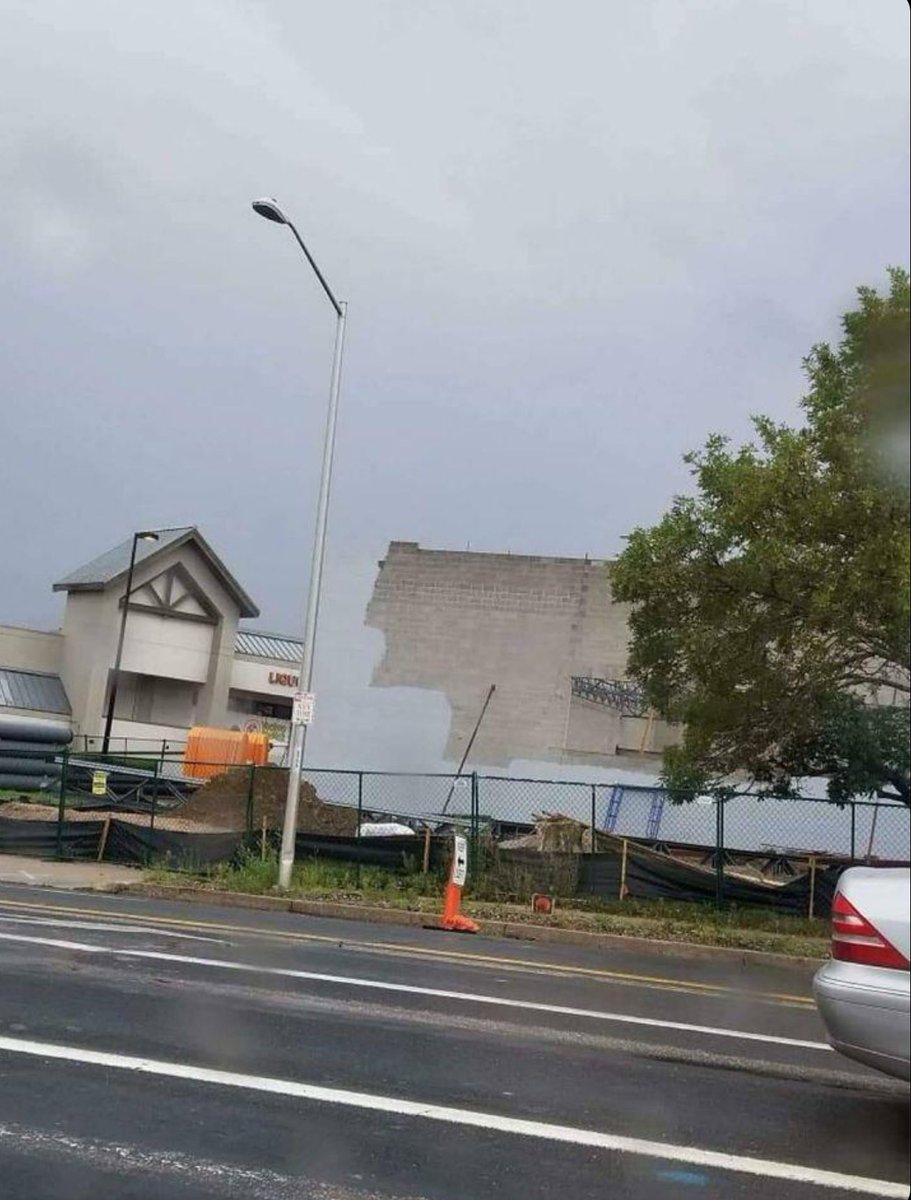CyberVixenX's tweet image. Now you see it, now you don't! 🏗️🔍 This mind-bending construction site has me doing a double take. Is the building disappearing or emerging? Loving this accidental optical illusion! 😵💫 #ConstructionMagic #ArchitecturalIllusion #UrbanPerspectives #BuildingTricks