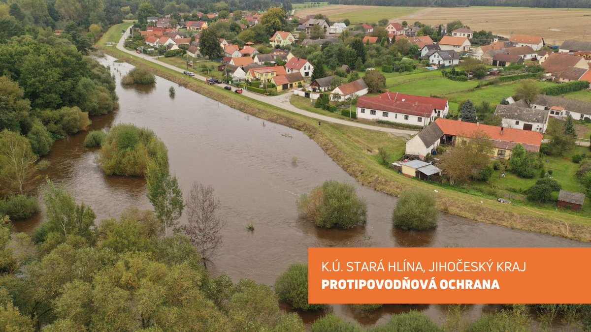 SPUvCR's tweet photo. Podívejte se, jak během povodní zafungovalo naše opatření ve Staré Hlíně.
V dříve nedostatečně chráněné lokalitě v r. 2018 vznikla protipovodňová hráz, která je schopná ochránit před povodní roku 2002.
Při 3. stupni povodňové aktivity (18. 9.) již ochránila cca 15-20 nemovitostí. https://t.co/MuJLh5npLy