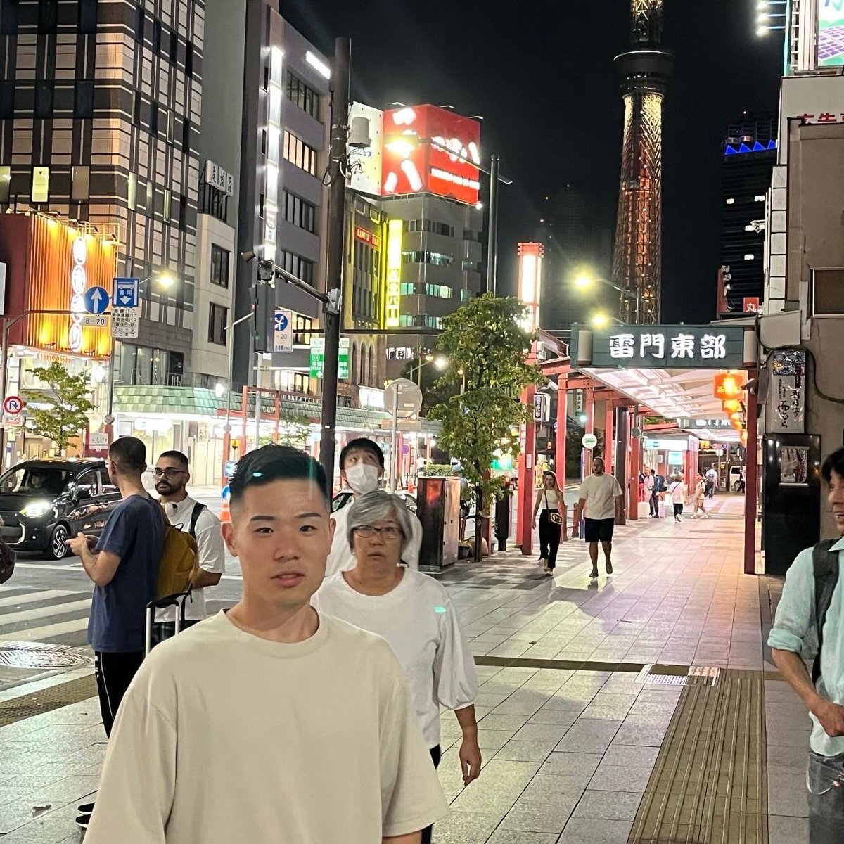 Power4576378912's tweet photo. …
皆様へ

9月8日
息子は永眠致しました。
睡眠中の不整脈で即死でした。
22歳でした。

息子を可愛がって下さった方々
お世話になった方々
感謝しかありません。

私も、まだ信じられず
何も手につかない日々を過ごしています。

遺品の携帯を見ると
楽しく過ごしていた様子…
充実していたであろう…
彼の生活が、見えてきました。

まだまだ、やりたい事が
いっぱいあったでしょう…

目標に向かって
努力している様子が
いっぱいありました。

神様に
なぜ、まだ未来がある息子なのか…
老いていく私ではダメだったのか…
絶望感に苛まれています。

嗚咽しながら
「息子は苦しんだのでしょうか？…」
と聞きました

監察医の先生は
「一瞬の事で、ご本人はわからないまま
旅立たれたと思います…」と

脇目もふらず
大泣きしました…

本当はどうだったか
本人にしか、わかりませんが
そう言っていただいた
先生の優しさに
心が救われました…

この場を借りて皆様にお礼を…

息子を可愛がっていただき
気にかけていただき
本当にありがとうございました…

母
