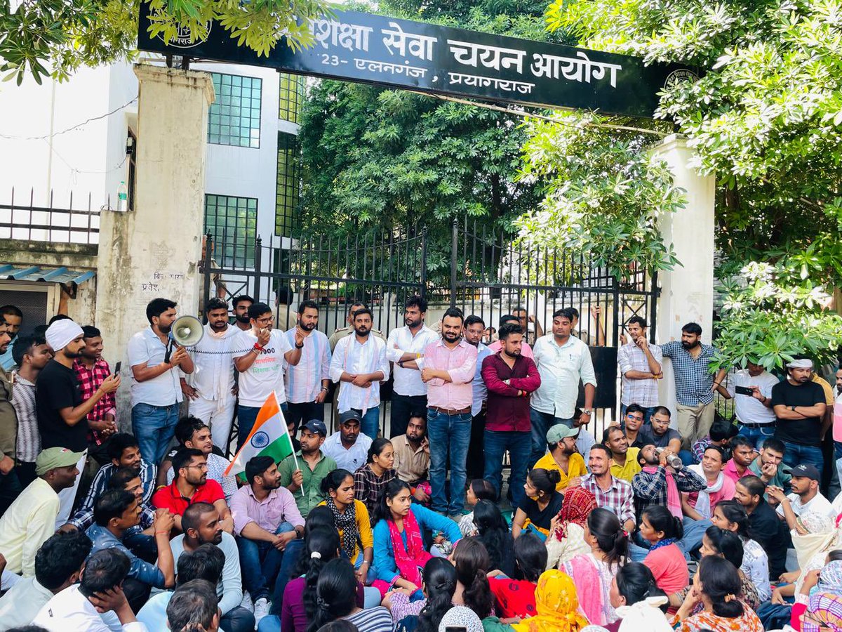 शिक्षा सेवा चयन आयोग के अध्यक्ष महोदया से मुलाक़ात कर धरना स्थल पर आने के लिए आमंत्रित किया..!!

आज नई प्राथमिक शिक्षक भर्ती पर निस्तारण होकर रहना है ।

लड़ेंगे और जीतेंगे 

शिक्षा सेवा चयन आयोग पर महाधरना 

#UP_WANT_TEACHER_VACANCY 
#UP_मांगें_शिक्षक_भर्ती

<a href="/yadavakhilesh/">Akhilesh Yadav</a>