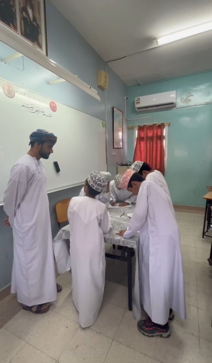 EduGovSbt3413's tweet photo. استغلالاً لحصص الاحتياط نفذ الأستاذ أحمد العيسائي والأستاذ قاسم المعمري مسابقة ثقافية عامة لطلبة الصف الخامس بتقسيم الطلبة إلى مجموعات 
#فعاليات_تعليمية_جنوب_الباطنة https://t.co/mmEiyQ7g8m