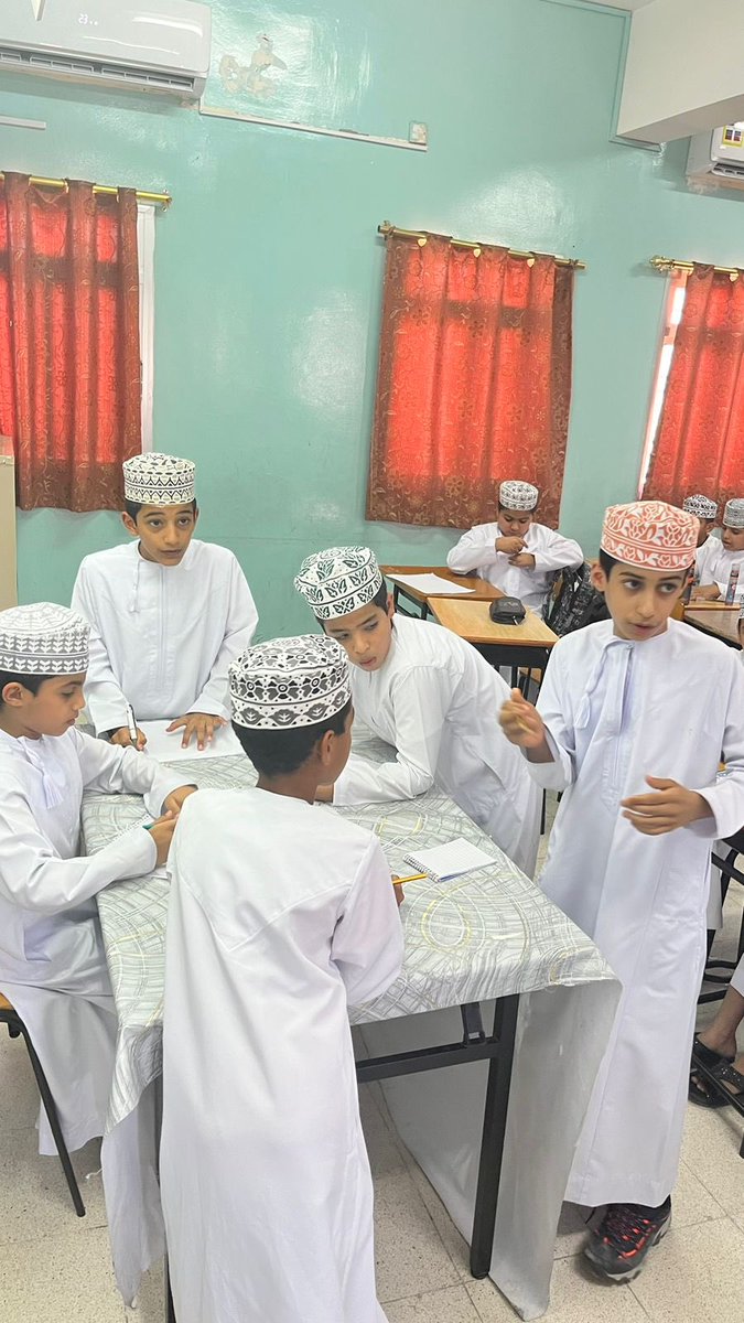 استغلالاً لحصص الاحتياط نفذ الأستاذ أحمد العيسائي والأستاذ قاسم المعمري مسابقة ثقافية عامة لطلبة الصف الخامس بتقسيم الطلبة إلى مجموعات 
#فعاليات_تعليمية_جنوب_الباطنة