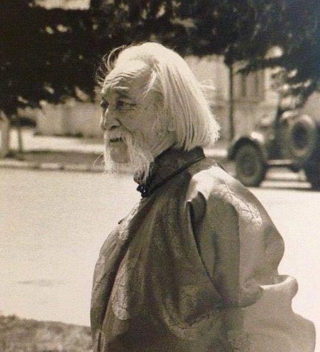 Ринчен гуай нэг орос хүнтэй Монгол, орос хэлний аль нь баян болох талаар их маргаж гэнэ. 
Тэгээд нөгөө орос эрдэмтнээсээ “Гавлын ясан доторх юмыг оросоор юу гэдэг вэ?” гэж асуужээ. Цаадах нь “головный мозг” гэдэг гэж. “Нурууны ясан дотор байдаг юмыг оросоор юу гэдэг вэ?” гэж бас