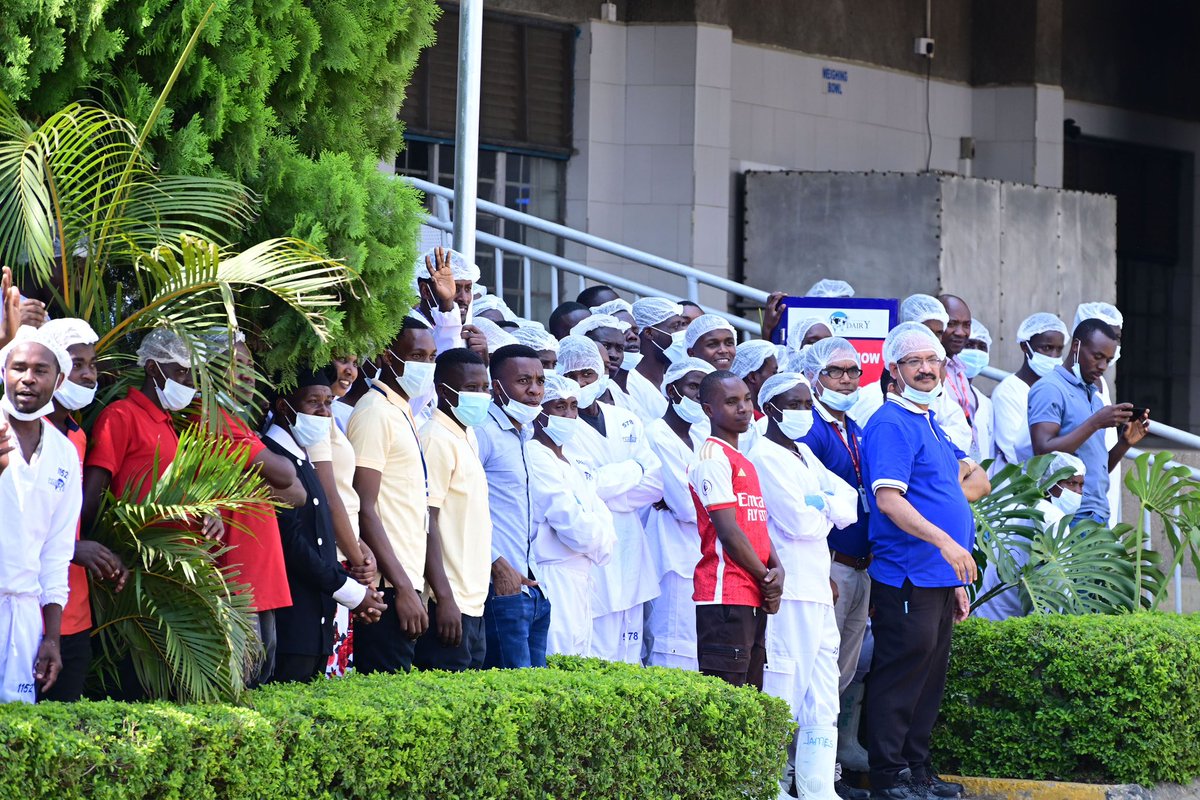 KagutaMuseveni's tweet photo. Yesterday, Maama Janet and I welcomed His Excellency Gen. Olusegun Obasanjo, the former President of Nigeria, whom we took on a tour of the Pearl Dairy Factory in Mbarara. Later, we travelled to Nshwere, where we commissioned the new St. Luke’s Church of Uganda and addressed farmers from Kiruhura and Kazo at Kaaro in Kiruhura District.