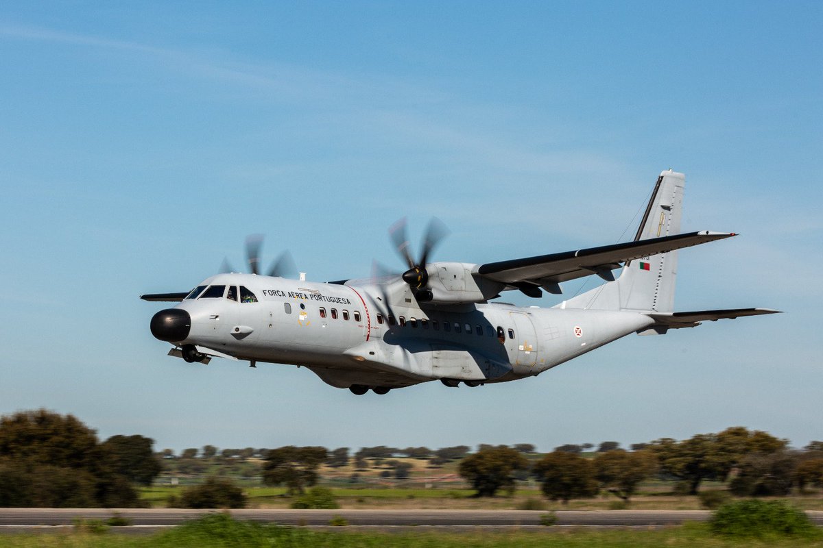 fap_pt's tweet image. Durante a manhã de terça-feira, um avião #C295M, da Esquadra 502 - "Elefantes", transportou um doente a necessitar de cuidados médicos diferenciados.  A missão decorreu entre a ilha do #Faial e a ilha da #Madeira.   

 #ForçaAérea #MEDEVAC