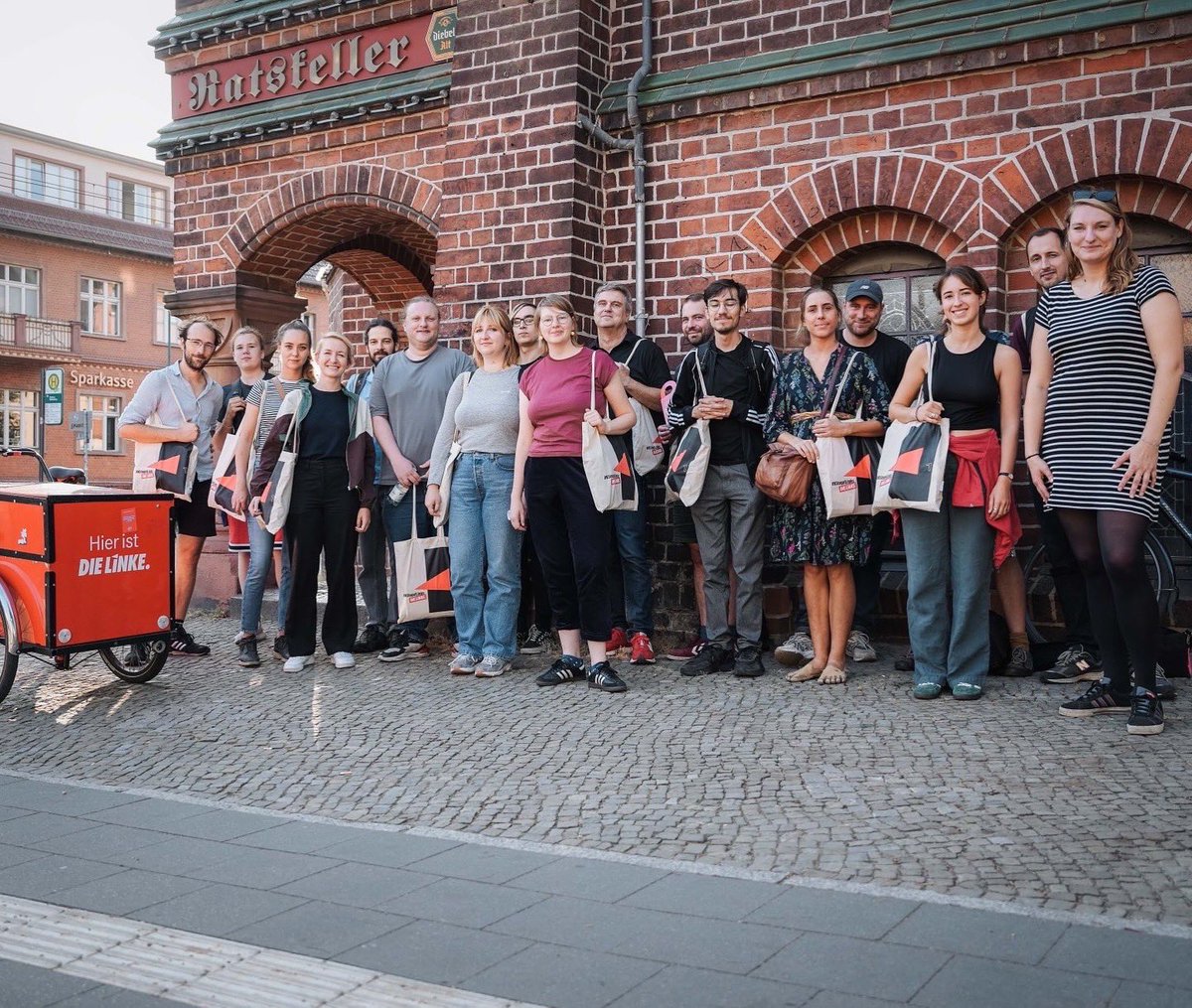 Endspurt im Wahlkampf in Brandenburg! In Babelsberg haben wir an Haustüren geklopft und Flyer verteilt. <a href="/IsabelleVandre/">Isabelle Vandre</a> setzt sich hier für bezahlbares Wohnen ein - für die einzig soziale Opposition im Landtag 🚩