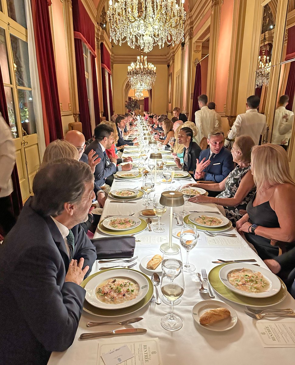 🥂 Anoche celebramos la tradicional Fiesta de la Rentrée.

Los socios y las socias disfrutaron de un aperitivo con copa de bienvenida, música en vivo y una cena en el Restaurante.

¡Gracias a todos quienes asistieron a esta maravillosa velada!