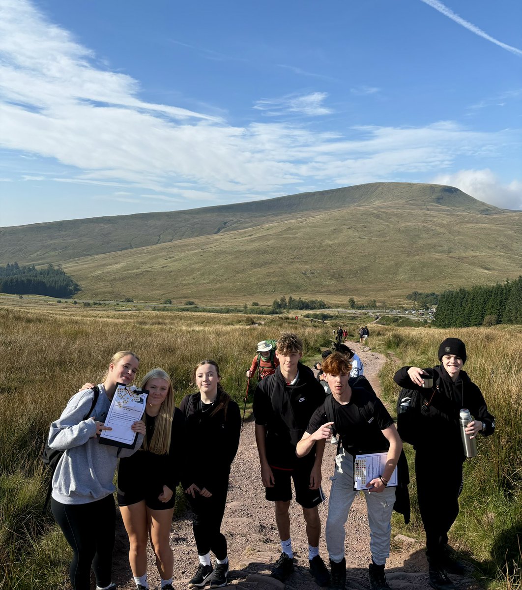 LHS_Geography's tweet photo. That’s a wrap on primary data collection for the 2025 cohort! 📝 The pupils have conducted questionnaires with the public, interviews with National Trust employees, car counts and emoji maps! #gcsegeography #fieldwork #gcsefieldwork #wjec https://t.co/eJQrqY6uGe