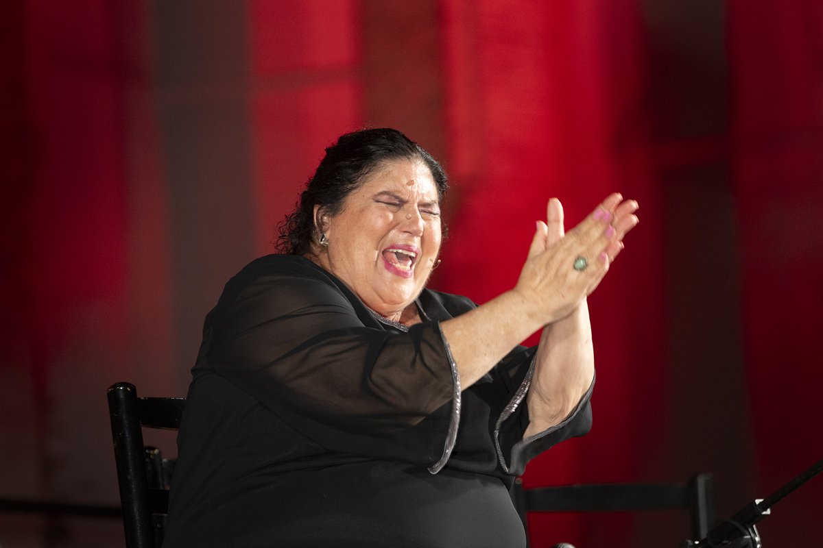 Hemos estado en el Patio de la Montería del Real Alcázar, en la La Bienal de Flamenco de Sevilla, viendo y escuchando a Pedro Ricardo Miño, Inés Bacán y La Macanita vaivenesflamencos.com/5500/.html