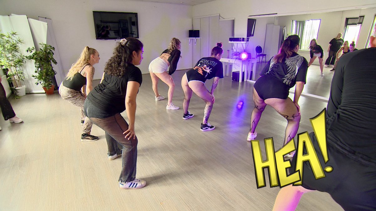 De dielnimmers oan de lessen twerken fan Esmee Bosma yn Ljouwert geane mei de billen bleat! #Hea! #OmropFryslân 💃🏼