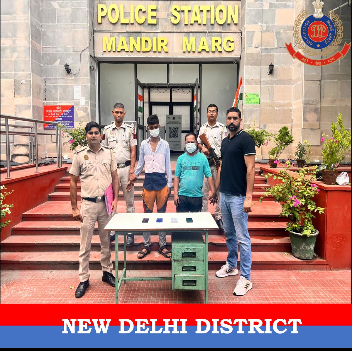 DCPNewDelhi's tweet image. Mandir Marg Police Station has arrested two notorious pickpockets and solved 4 mobile theft cases. 4 stolen phones have been recovered. One accused is a Bad Character of Police Station Paharganj.
@DelhiPolice
#CrimeSolved