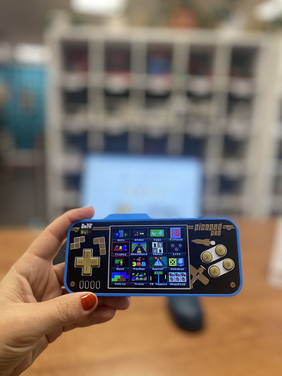 Barca_Pajenicko's tweet image. Nový rámeček od @vaclavblaschke na Picopad PRO od @pajenicko 🤩 Co myslíte, sluší mu? 🎮
#Picopad #Picopadpro #3dprint #design #dnešníPošta #TlustyKratkyPrstyVAkci