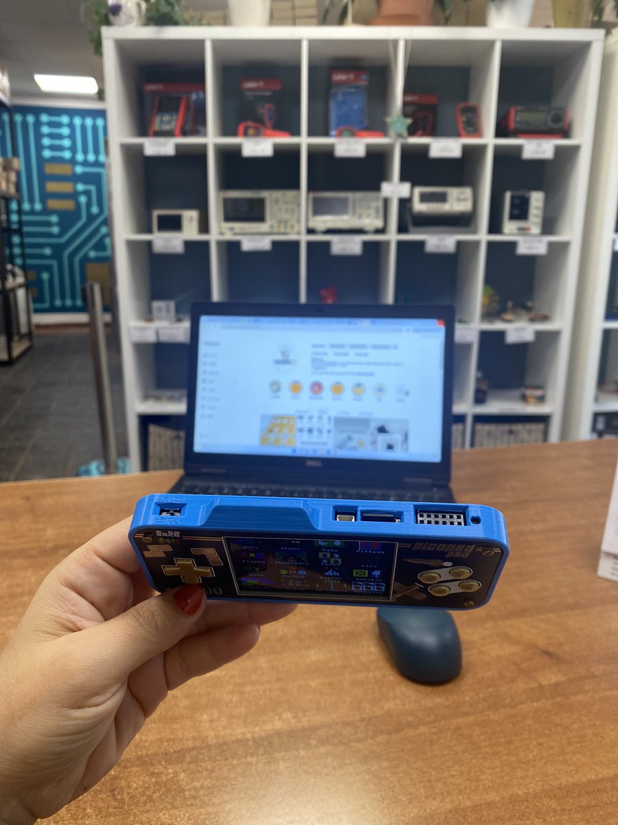 Barca_Pajenicko's tweet image. Nový rámeček od @vaclavblaschke na Picopad PRO od @pajenicko 🤩 Co myslíte, sluší mu? 🎮
#Picopad #Picopadpro #3dprint #design #dnešníPošta #TlustyKratkyPrstyVAkci